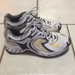 saucony 3d grid regulate